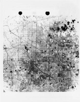 une photo en noir et blanc d'une carte d'une ville