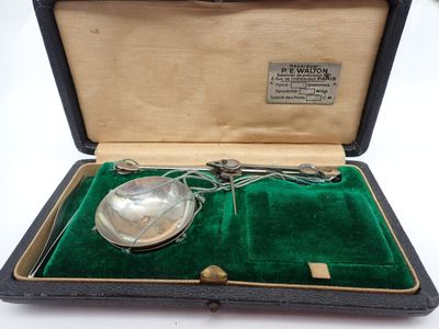une cuillère en argent dans un étui doublé de velours vert
