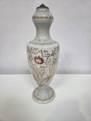 Un grand pied de lampe en verre opaliné à décors de fleurs e…