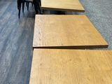 de nombreuses tables en bois alignées sur le sol