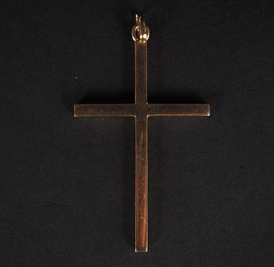un gros plan d'une croix sur fond noir