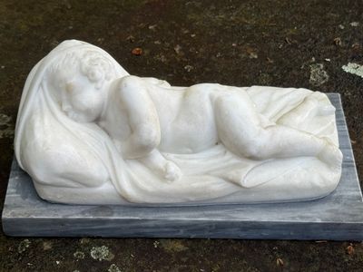 Enfant endormi, sculpture en albâtre sur socle marbre gris 2…