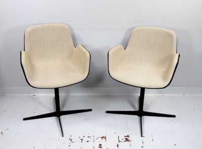 deux chaises blanches aux pieds noirs, placées l'une à côté de l'autre
