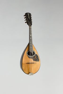 un gros plan d'une mandoline posée sur une table