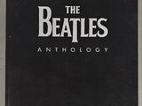 le livre « The Beatles Anthology » avec une couverture noire et des lettres blanches