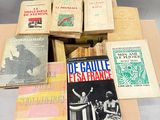 plusieurs livres sont empilés sur une table