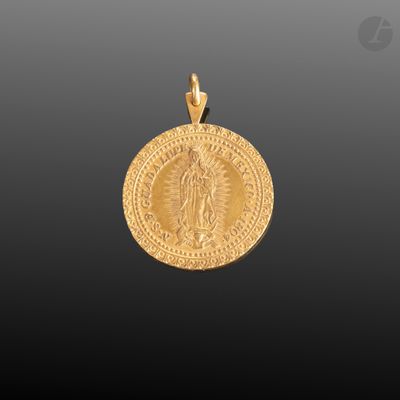 une pièce d'or à l'effigie de la Vierge de Guadalupe