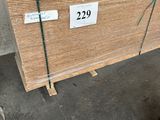 Deux palettes de contreplaqué sont empilées sur des palettes dans un entrepôt.