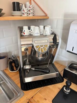 une photo d'une machine à café dans une cuisine