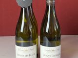 trois bouteilles de vin posées sur une table
