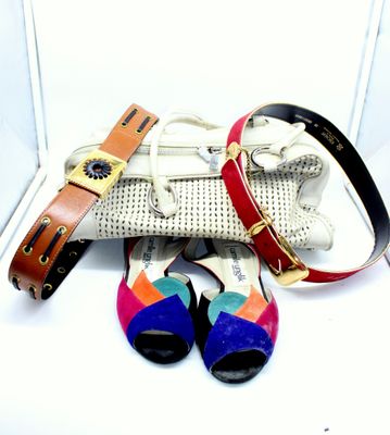 une paire de chaussures colorées et un sac à main posés sur une surface blanche