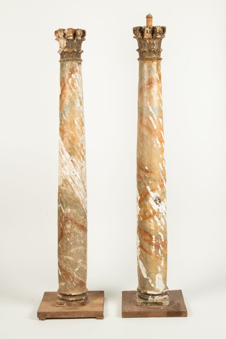 Paire de grandes colonnes cannelées obliques en bois sculpté…