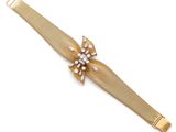 un bracelet en or orné d'un nœud et de perles