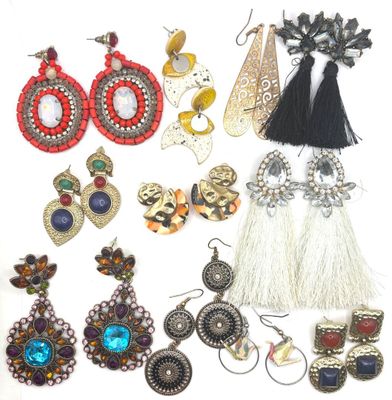 Un lot de bijoux fantaisie comprenant 10 paires de boucles d'oreilles  - Photo 1