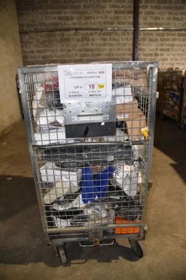 un chariot métallique contenant de nombreux articles dans un entrepôt