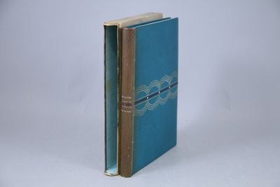 deux livres posés l'un sur l'autre sur une surface blanche