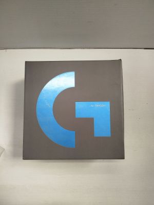 une boîte portant un logo, posée sur une table