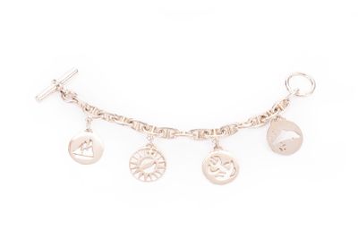 un gros plan d'un bracelet en argent orné de breloques