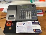 une photo d'une caisse enregistreuse posée sur une table