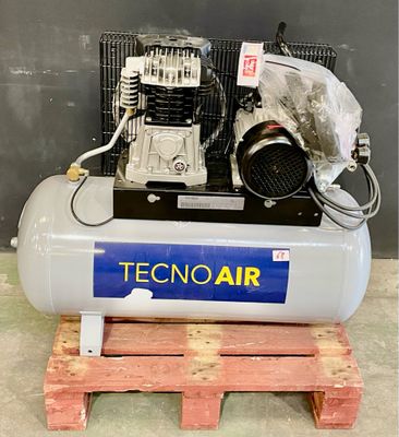 un petit compresseur d'air posé sur une palette