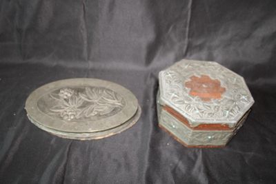 Boîte octogonale en bois et métal repoussé, incrustations tu…