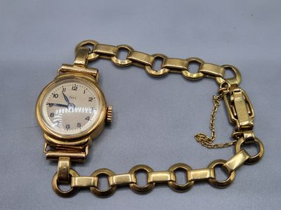 l'image d'une montre-bracelet en or entourée d'une chaîne