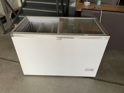un congélateur coffre blanc installé dans un garage