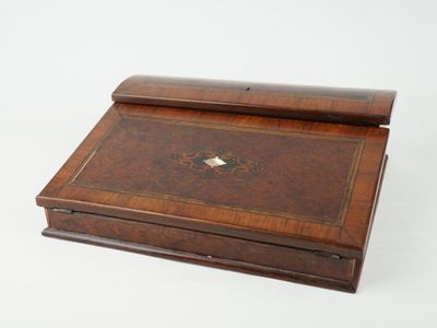 une image représentant une boîte en bois ornée d'une étoile