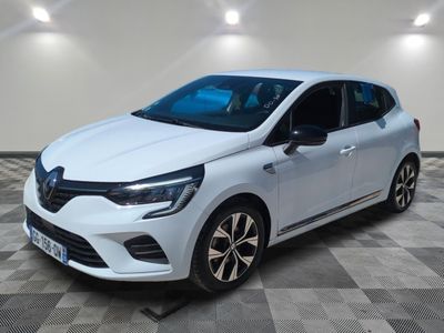 une voiture blanche garée dans une pièce au sol en damier