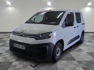 la camionnette blanche est garée sur le sol en damier d'une pièce