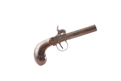 un vieux fusil exposé sur une surface blanche