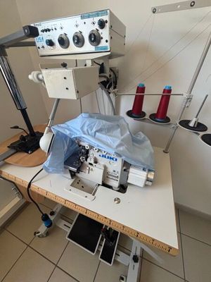 une machine à coudre posée sur une table dans une pièce