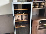 une cave à vin dans un coin de la pièce