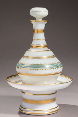 une image représentant un vase blanc et doré avec une soucoupe