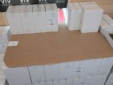 une grande pile de cartons sur une palette dans un entrepôt