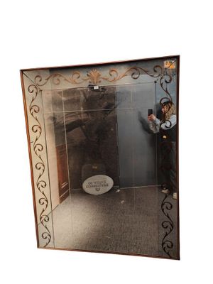 Important miroir en plaquettes de miroirs à décor en bordure…