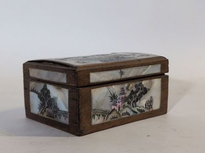 une petite boîte en bois avec un tableau dessus