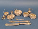 un assortiment de couverts comprenant un couteau, une cuillère et d'autres articles