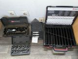de nombreux outils posés sur une table