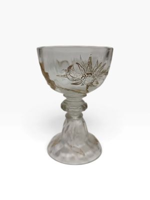 une image représentant un verre orné d'un motif floral