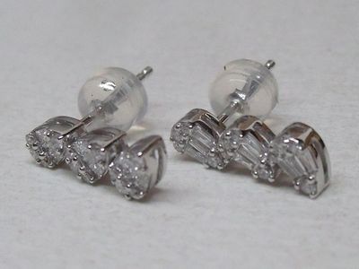 Paire de pendants d’oreilles en platine, sertis de 18 diaman…
