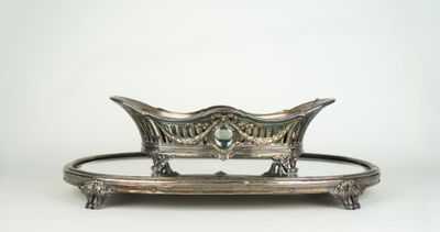 un plateau en argent posé sur une table, sur lequel se trouve un bol