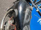 une moto garée sur le côté de la route