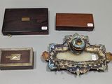 plusieurs objets posés ensemble sur une table