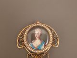 une image représentant une femme en robe bleue avec des perles