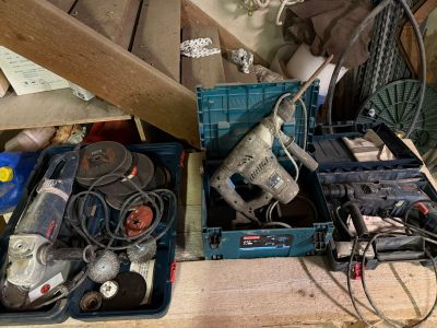 de nombreux outils posés sur une table