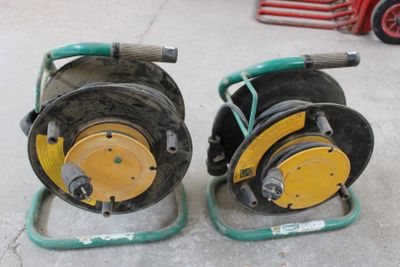 deux tuyaux posés sur un chariot