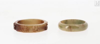 paire d'anneaux en bois sculpté sur une surface blanche, sur fond blanc