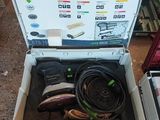 une boîte à outils posée par terre à côté d'un ordinateur portable