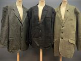trois mannequins vêtus de tenues de styles différents sont exposés